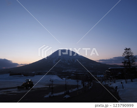 ニセコ東急 グラン・ヒラフのドットベース から夜明けの羊蹄山から登る三日月を望む ニセコ東急 グラン・ヒラフのドットベース から夜明けの羊蹄山から登る三日月を望む 123790999