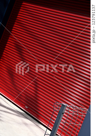 赤いシャッターガレージ 123791137