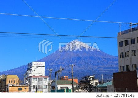 静岡県 JR身延線富士宮駅から見る富士山 123791145