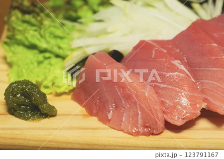 大トロの刺身、日本で人気のマグロ料理 大トロの刺身、日本で人気のマグロ料理 123791167