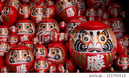 紅葉とダルマ 123791618