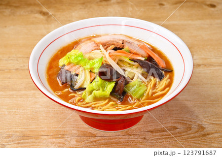 野菜たっぷりの味噌らーめん。もやし、キャベツ、ニンジン、キクラゲ。 123791687