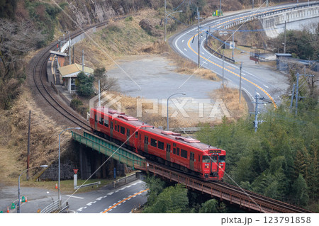 杉河内駅を出発する赤い列車（JR九州　キハ220形） 123791858