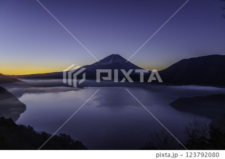 本栖湖中之倉峠展望地から夜明け前のマジックアワーに染められた富士山 本栖湖中之倉峠展望地から夜明け前のマジックアワーに染められた富士山 123792080