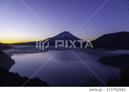 本栖湖中之倉峠展望地から夜明け前のマジックアワーに染められた富士山 本栖湖中之倉峠展望地から夜明け前のマジックアワーに染められた富士山 123792082