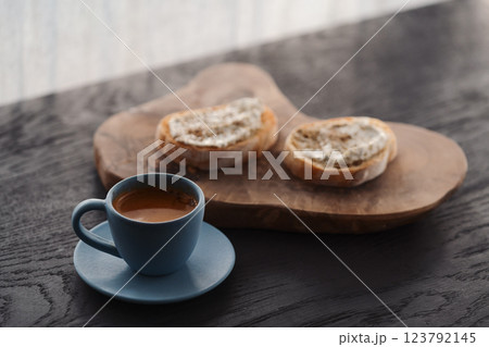 Espresso in blue cup with sandwiches with cream cheese on background 123792145