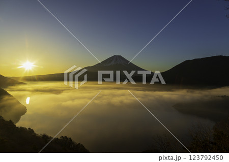 本栖湖中ノ倉展望台から朝日を浴びて輝く雲海に浮かぶ富士山 123792450