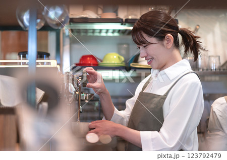 コーヒーを淹れる準備をするカフェの店員 123792479