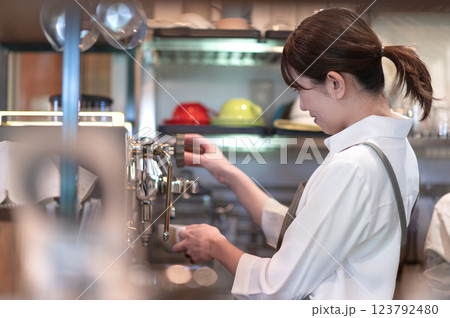 コーヒーを淹れる準備をするカフェの店員 123792480