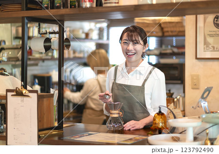 コーヒーを淹れる準備をするカフェの店員 コーヒーを淹れる準備をするカフェの店員 123792490