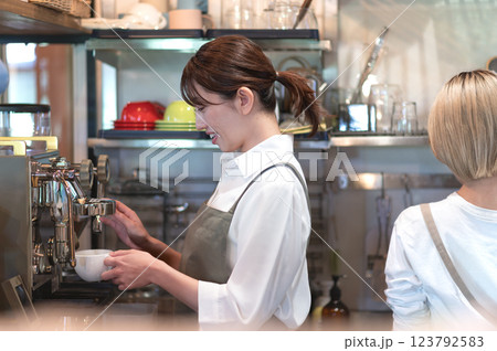 コーヒーを淹れる準備をするカフェの店員 123792583