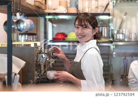 コーヒーを淹れる準備をするカフェの店員 123792584