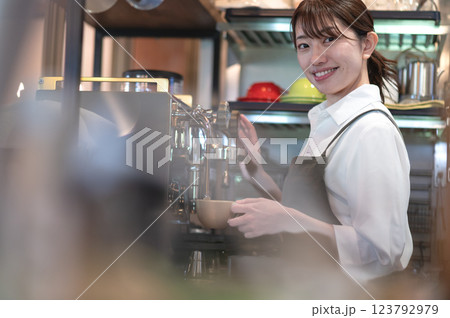 コーヒーを淹れる準備をするカフェの店員 コーヒーを淹れる準備をするカフェの店員 123792979