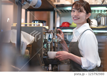 コーヒーを淹れる準備をするカフェの店員 123792980