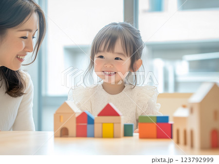 積み木で遊ぶ女の子とお母さん 123792999
