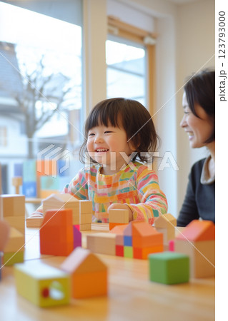 積み木で遊ぶ女の子とお母さん 123793000