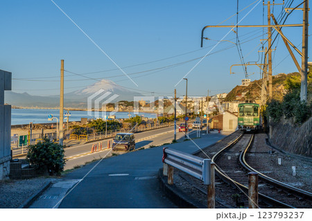 鎌倉市七里ガ浜から朝焼けの富士山と江ノ電 123793237