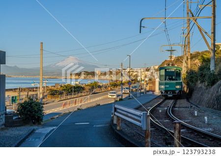 鎌倉市七里ガ浜から朝焼けの富士山と江ノ電 123793238