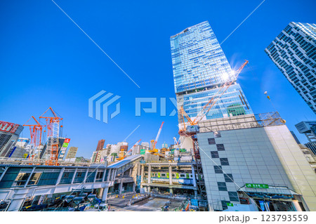 日本の東京都市景観 切断された謎の支柱！。圧巻、6基のクレーンがズラリ…さよなら渋谷駅西口…＝10日 123793559