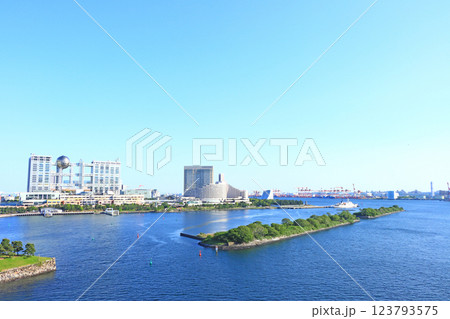 東京都港区、フジテレビ本社ビルとお台場の風景 123793575