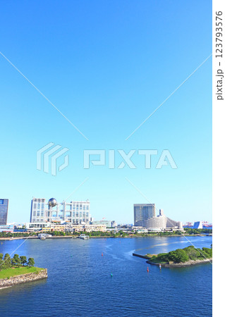 東京都港区、フジテレビ本社ビルとお台場の風景 東京都港区、フジテレビ本社ビルとお台場の風景 123793576