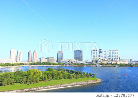 東京都港区、フジテレビ本社ビルとお台場の風景 123793577