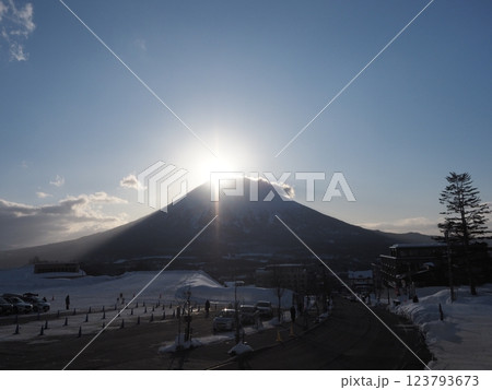 ニセコ東急 グラン・ヒラフのドットベース からダイヤモンド羊蹄山を望む ニセコ東急 グラン・ヒラフのドットベース からダイヤモンド羊蹄山を望む 123793673