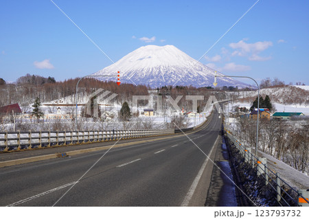 ニセコ町黒川地区羊蹄山ビューポイントから見る羊蹄山（2025年3月 123793732