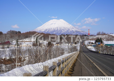 ニセコ町黒川地区羊蹄山ビューポイントから見る羊蹄山（2025年3月 123793733