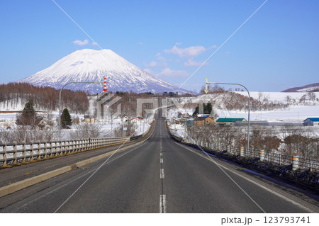ニセコ町黒川地区羊蹄山ビューポイントから見る羊蹄山（2025年3月 123793741