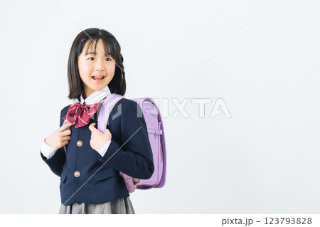 ランドセルを背負った女の子 123793828
