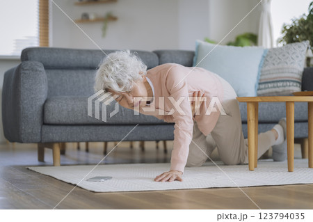 胸をおさえて倒れ込むシニア女性 胸をおさえて倒れ込むシニア女性 123794035