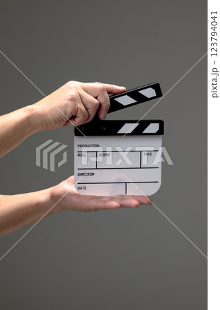 カチンコを持つ手 123794041