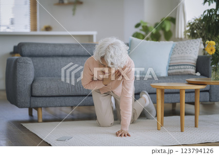 胸をおさえて倒れ込むシニア女性 123794126