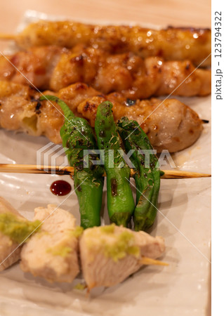 居酒屋の美味しい焼鳥盛り合わせ 123794322