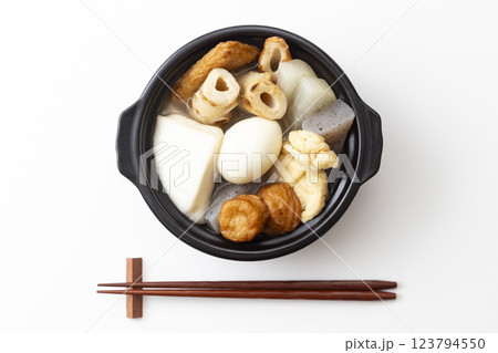 白背景に一人前のおでん 123794550