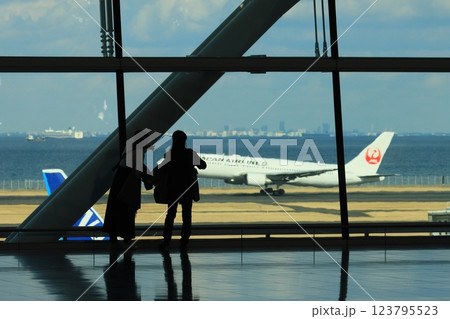 羽田空港第2ターミナル国際線エリアから滑走路を眺める利用客 滑走路を眺める利用客のシルエット 羽田空港第2ターミナル国際線エリアから滑走路を眺める利用客 滑走路を眺める利用客のシルエット 123795523