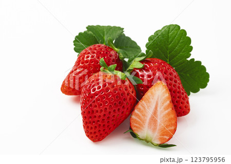 白バックのいちご 123795956