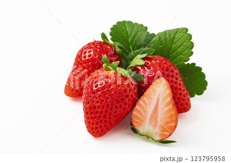 白バックのいちご 123795958