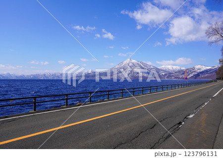 支笏湖沿いのどこかの駐車帯から見る恵庭岳 123796131