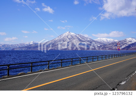 支笏湖沿いのどこかの駐車帯から見る恵庭岳 123796132