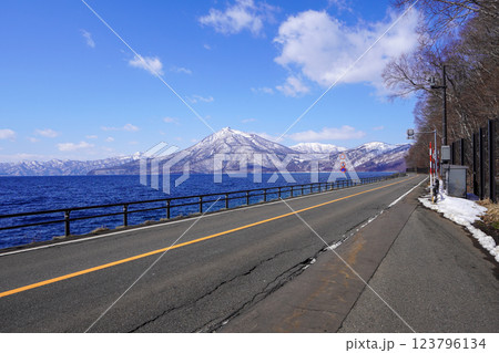 支笏湖沿いのどこかの駐車帯から見る恵庭岳 123796134