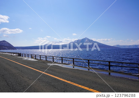 支笏湖温泉北駐車帯から見る樽前山と風不死岳（支笏湖） 123796288
