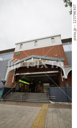 JR五日市線の武蔵五日市駅駅舎、南口側 123796307