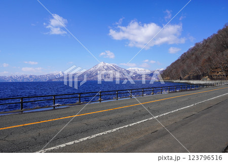 支笏湖温泉北駐車帯から見る恵庭岳 123796516