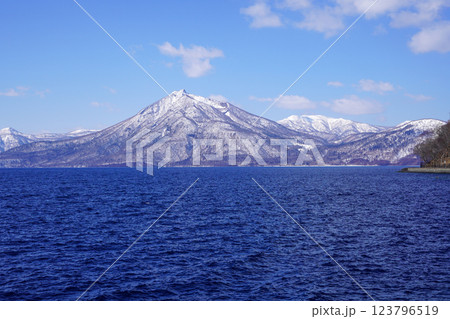 支笏湖温泉北駐車帯から見る恵庭岳 123796519
