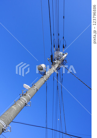 電柱の上にあるもの 123796886