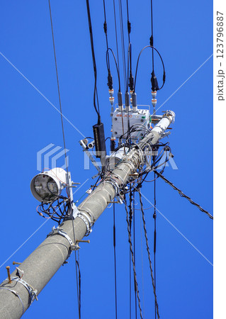 電柱の上にあるもの 123796887