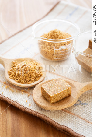 コンソメ　固形コンソメと顆粒コンソメ 123796890