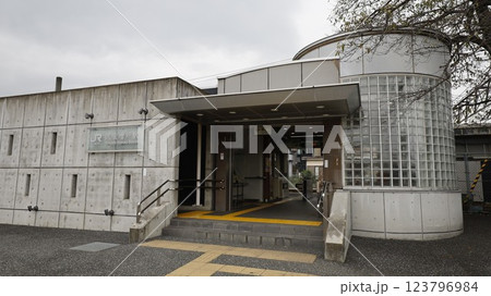 JR五日市線の武蔵増戸駅駅舎 123796984